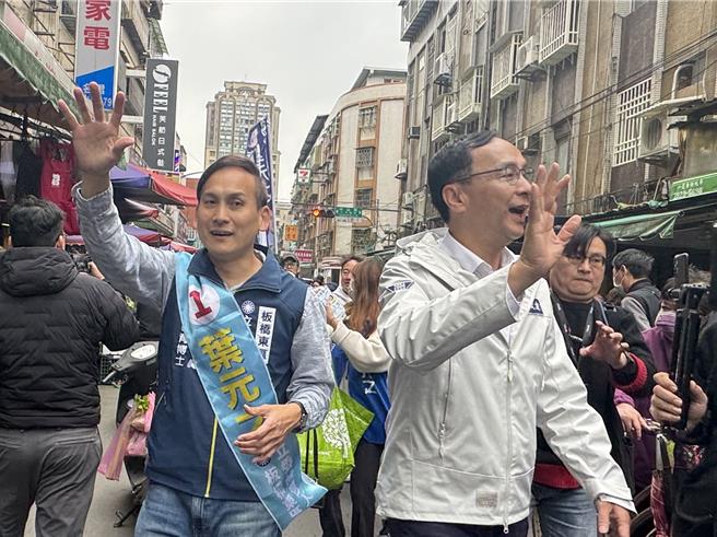 国民党主席朱立伦今（7）日到新北市板桥区合体同党新北市七选区立委候选人叶元之扫街拜票。（柯毓庭摄）