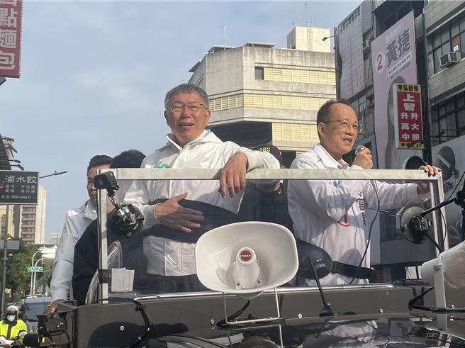 2024大选进入最终倒数，蓝绿白主帅7日在高雄大拚场，民眾党总统候选人柯文哲上午率先抵达高雄车扫。（洪浩轩摄）