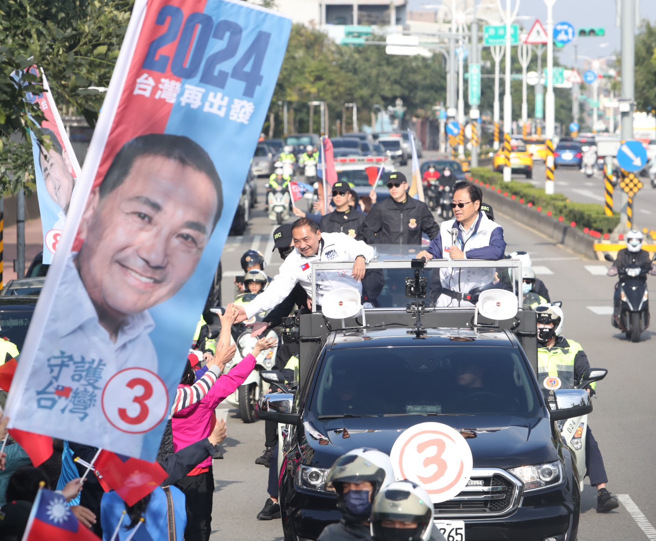 国民党总统候选人侯友宜（左）、桃园市长张善政（右）7日在桃园市中坜区，以车队方式扫街拜票。（陈怡诚摄）