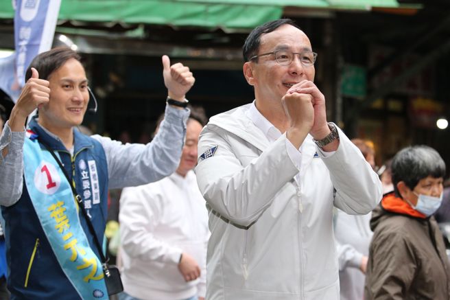 国民党主席朱立伦（右）7日陪同新北市立委候选人叶元之（左），到板桥埔墘市场扫街拜票，为大选做最后衝刺。（黄世麒摄）