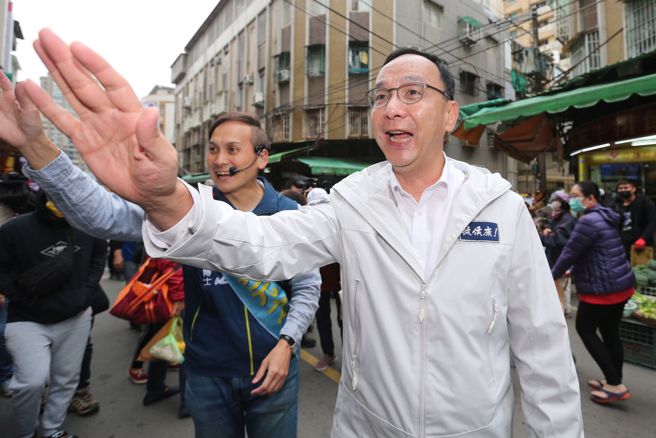 候选人叶元之（左），到板桥埔墘市场扫街拜票，为大选做最后衝刺。（黄世麒摄）