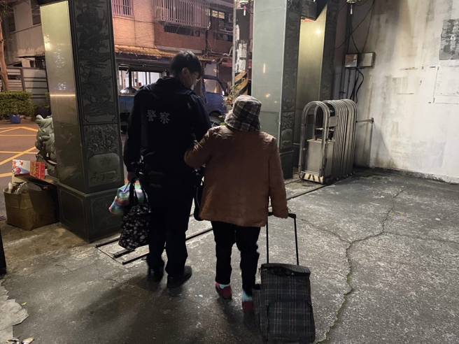 阿嬷寒夜独睡土地公庙，暖警关心询问后，帮忙联繫家属协助返家。（翻摄画面）
