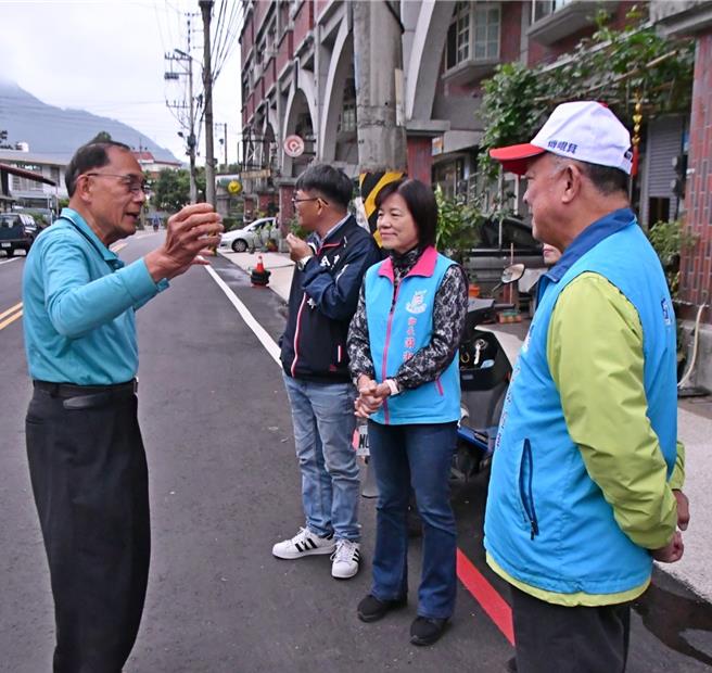 花蓮縣吉安鄉公所去年7月斥資2000萬元對鄉道花13線（明義七街）進行路面改善工程，經近半年工期，現已完工，鄉長游淑貞（右二）日前特別現勘，確定能在農曆春節提供遊子一條安全回家的路。（吉安鄉公所提供／羅亦晽花蓮傳真）