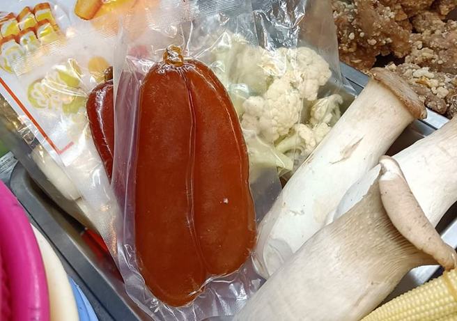 有網友在台南鹹酥雞攤看到炸烏魚子。(翻攝自爆廢1公社)