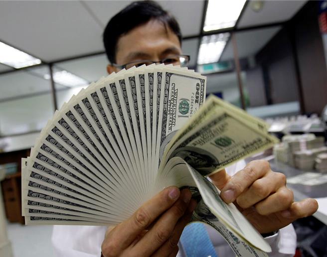 截至2023年12月末，大陆外匯储备规模为3兆2380亿美元，较11月末升幅为2.1％。（美联社资料照片）