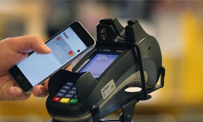 彰化县政府建设处、财政处、水利资源处及社会处今年元旦起增加信用卡行动支付柜台，供民眾缴纳彰化县政府50余种规费。（彰化县政府提供／孙英哲彰化传真）