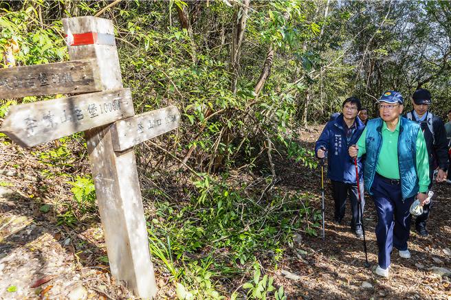 新竹縣長楊文科（前右）率縣府團隊前往位在尖石的李棟山步道，了解原鄉歷史。（羅浚濱攝）