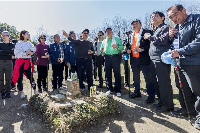 新竹縣政府團隊近日前往尖石李棟山步道，透過運動舒緩身心、了解原鄉歷史。（羅浚濱攝）