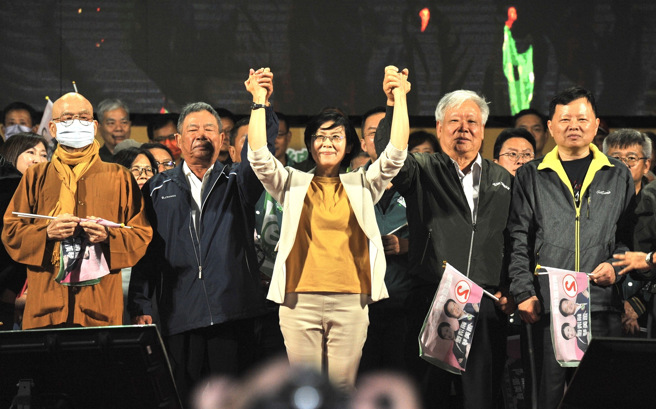 林岱樺昨（6）日在仁武舉辦造勢大會，原訂目標萬人，現場卻湧入三萬市民，熱鬧滾滾。(戴志揚翻攝)