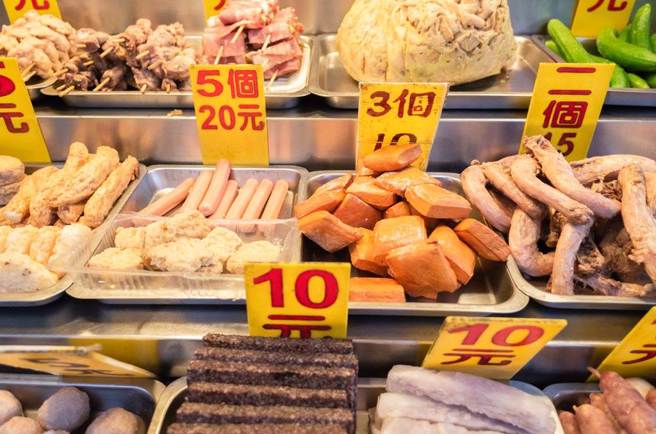 鹹酥雞攤食材多，是台灣人宵夜首選。(示意圖，達志提供)