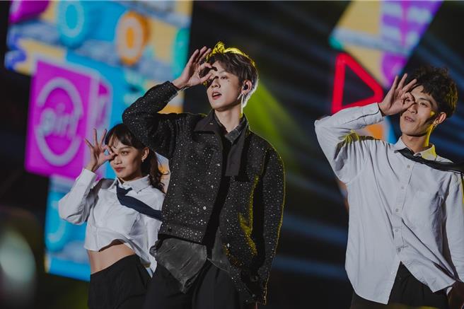 洪暐哲连赶两场跨年晚会压力爆表。（年代娱乐提供）