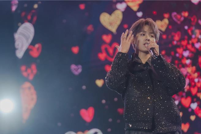 洪暐哲连赶两场跨年晚会压力爆表。（年代娱乐提供）