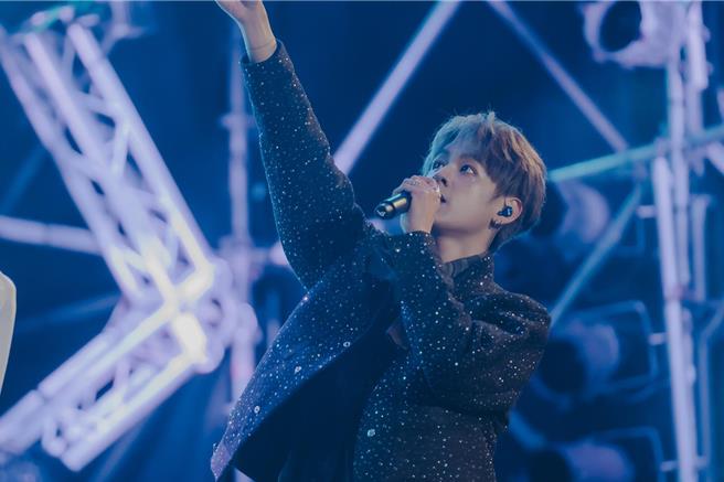 洪暐哲连赶两场跨年晚会压力爆表。（年代娱乐提供）