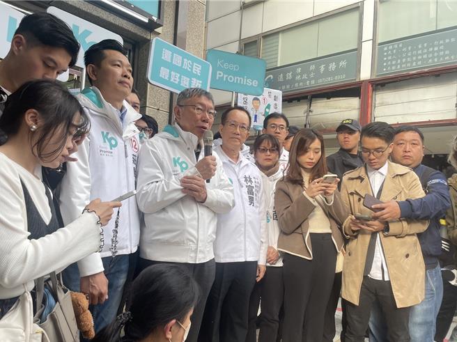 2024大选进入最终倒数，蓝绿白主帅7日在高雄大拚场，民眾党总统候选人柯文哲上午率先抵达高雄车扫。（洪浩轩摄）