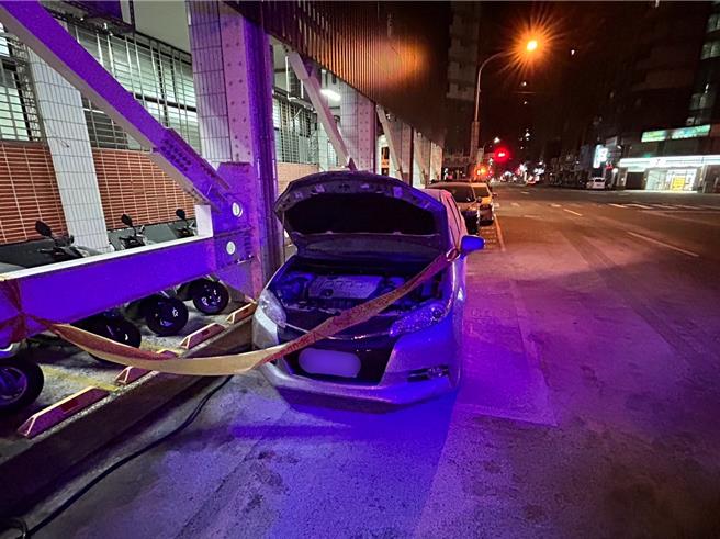 台中張姓少年因涉詐欺案件到分局製作筆錄，心生不滿教唆友人出頭洩憤，18歲孫男及30歲朱男7日凌晨共騎機車到警分局旁投擲裝汽油寶特瓶，引發火勢後逃逸，警逮3人依公共危險罪嫌送辦。（民眾提供／陳淑芬台中傳真）