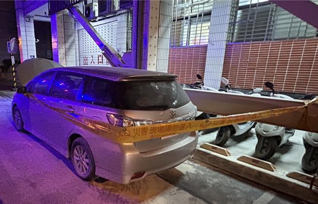 台中張姓少年因涉詐欺案件到分局製作筆錄，心生不滿教唆友人出頭洩憤，18歲孫男及30歲朱男7日凌晨共騎機車到警分局旁投擲裝汽油寶特瓶，引發火勢後逃逸，警逮3人依公共危險罪嫌送辦。（民眾提供／陳淑芬台中傳真）