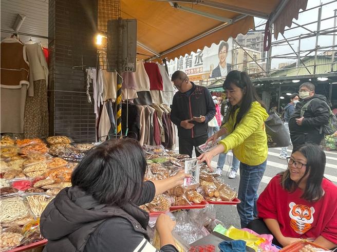 國民黨台北市四選區（內湖、南港）立委候選人李彥秀在國民黨副總統候選人趙少康、國民黨台北市黨部黃呂錦茹陪同下，於上午約9時30分起自港富廣場開始掃市場，同時民進黨台北市四選區（內湖、南港）立委候選人高嘉瑜則至港富廣場周遭向攤販拜票，2人險些遇見。（劉彥宜攝）