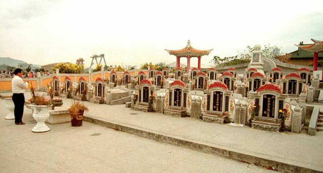 高雄旗津过去曾有一处「二十五淑女墓「，现已改建立为劳动女性纪念公园，于当年眾人眼中是属重阴之地，灵异频传。（图 / 中时资料照）