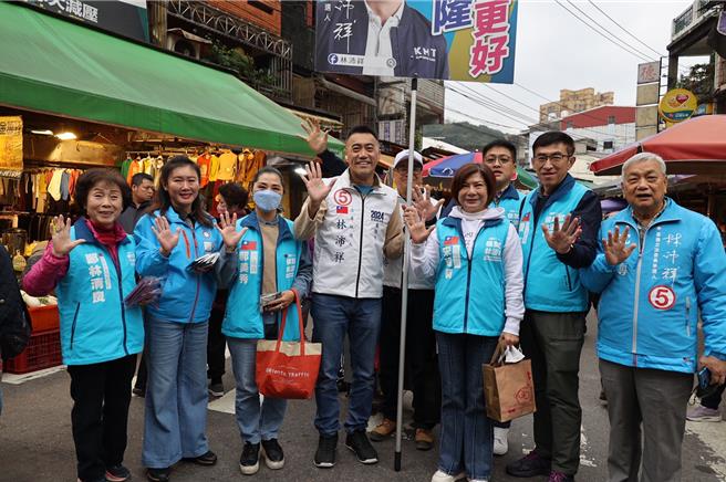 基隆市选前黄金周，三组主要立委候选人都积极力拚陆战。图为国民党立委候选人林沛祥（左4）偕党籍市议员在安乐市场徒步扫街。（林沛祥竞总提供／张志康基隆传真）