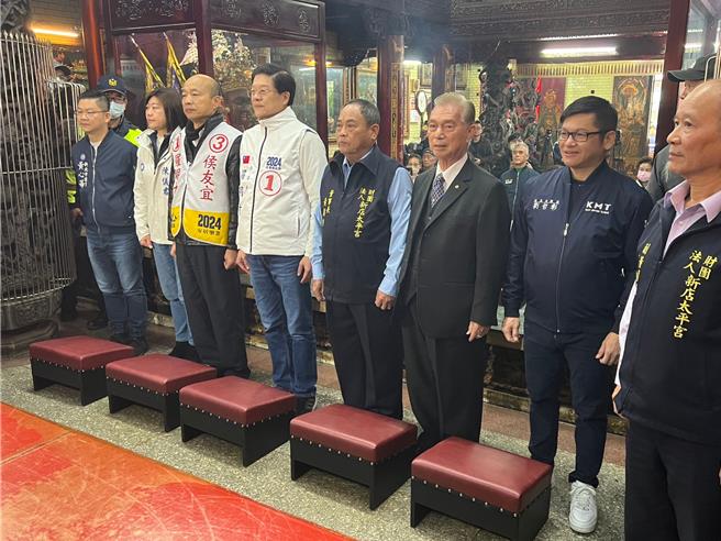 韩国瑜今到新店区帮罗明才站台，上午先到新店太平宫参拜。（王扬杰摄）