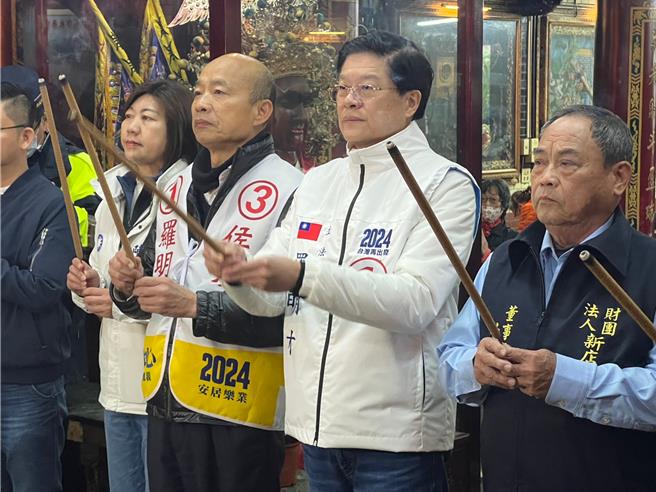 韩国瑜今到新店区帮罗明才站台，上午先到新店太平宫参拜。（王扬杰摄）