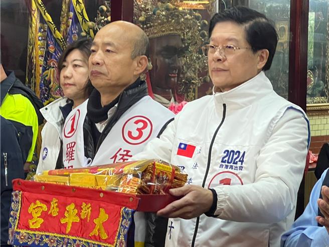韩国瑜今到新店区帮罗明才站台，上午先到新店太平宫参拜。（王扬杰摄）