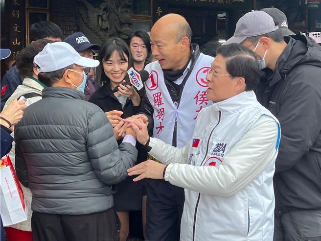 韩国瑜受热情民眾欢迎。（王扬杰摄）