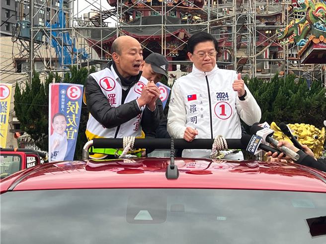 韩国瑜今陪同罗明才车队扫街。（王扬杰摄）