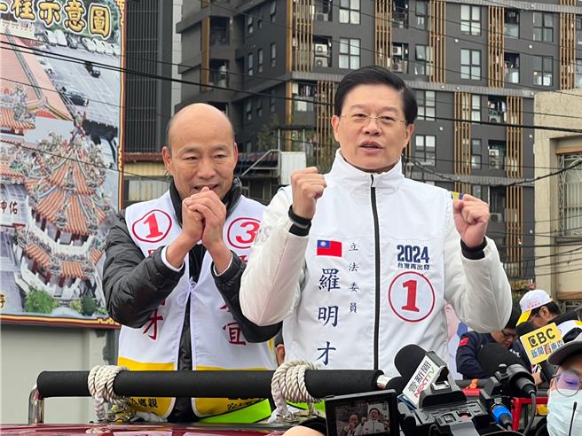 韩国瑜今陪同罗明才车队扫街。（王扬杰摄）