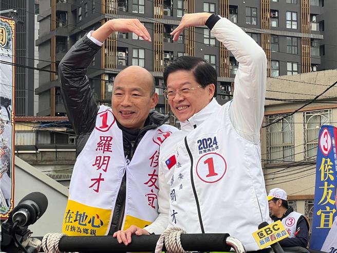 韩国瑜今陪同罗明才车队扫街。（王扬杰摄）