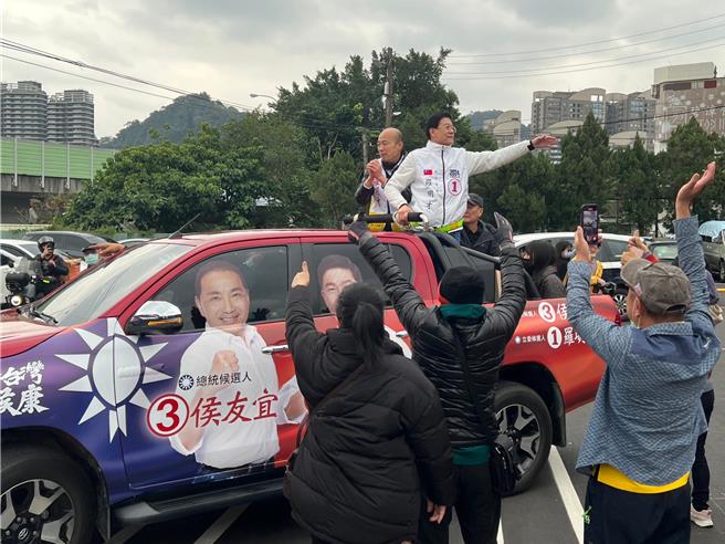 韩国瑜今陪同罗明才车队扫街。（王扬杰摄）