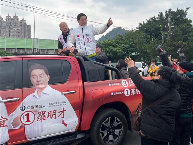 韩国瑜今陪同罗明才车队扫街。（王扬杰摄）