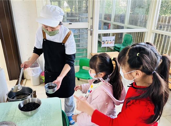 新竹市自2024年1月起提高公立幼儿园厨工薪资，具丙级证照者薪资平均调高约5000余元，照顾厨工同仁并把关幼儿营养品质。（新竹市政府提供／陈育贤新竹传真）