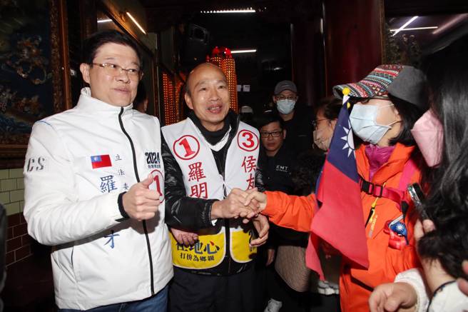 国民党不分区立委提名人韩国瑜（左二）7日陪同国民党新北市11选区立委候选人罗明才（左）赴太平宫参拜祈福，并向支持民眾致意。（刘宗龙摄）