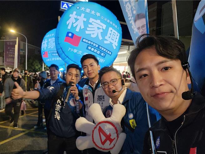 国民党提名台中4名候选人6日到民眾党造势会场拉票，引发「带枪投靠」的争议。(江和树提供)