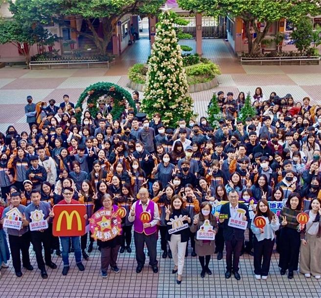 移民署携手麦当劳关怀庄敬高职就学侨生及学生。(前排左一为缅甸侨生李荣祖现为麦当劳襄理，前排左四起依序为庄敬高职校长林淑贵、庄敬高职董事黎俊雄、麦当劳资深协理郭正馨、移民署臺北市服务站主任苏慧雯)。（移民署提供）