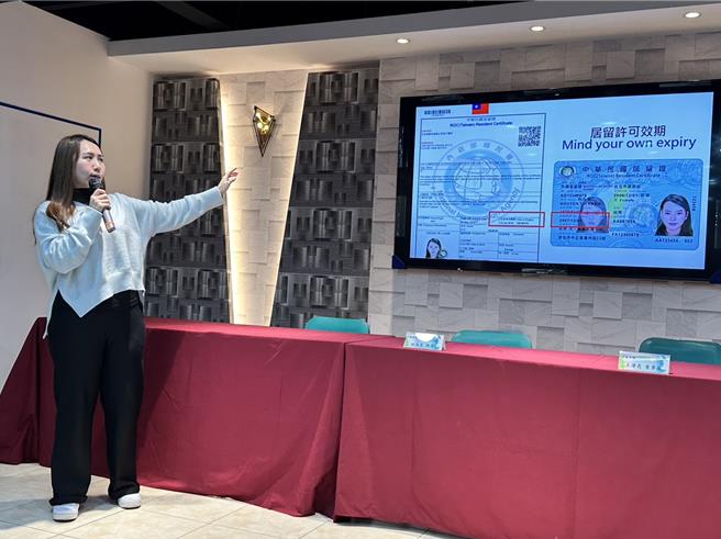 移民官欧孟璇向庄敬高职就学侨生说明在台居留事项。（移民署提供）