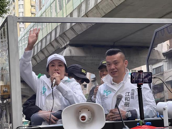 民眾党台中市党部主委江和树说，他们(蓝立委候选人)到来的意味非常明显，好像把侯友宜放弃了。(林欣仪摄)