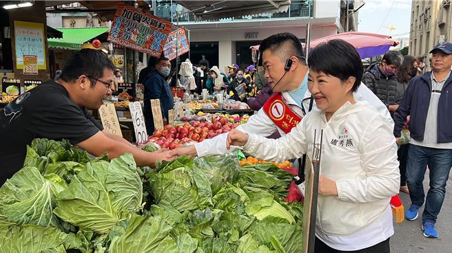  顏寛恒7日在台中市长卢秀燕陪同下，到沙鹿市场拜票。（读者提供／张妍溱台中传真）