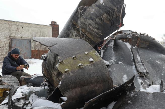 乌克兰哈尔科夫地区检察官办公室6日提供进一步的证据，证明俄罗斯使用北韩提供的飞弹袭击乌克兰，当局还展示了飞弹碎片。（路透社）