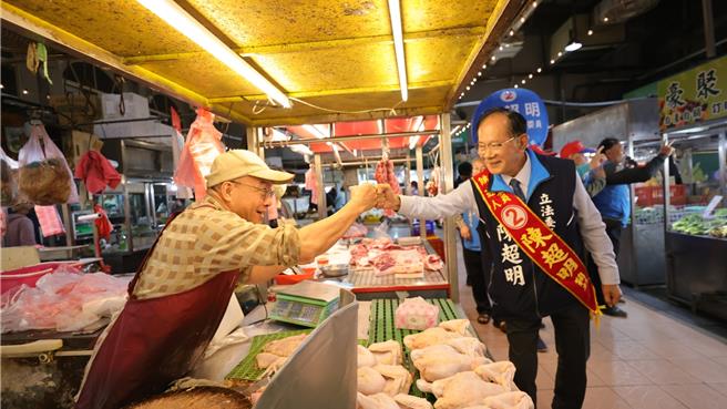 陈超明7日再次前往竹南市场拜票。（陈超明竞选总部提供／李京升苗栗传真）
