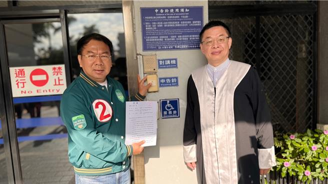 台中立委八选区民进党候选人谢志忠（左）7日到台中地检署按铃控告，指控对手国民党江启臣诬告，意图使人不当选。对此，江阵营回应，对手混淆视听、造谣抹黑，就是要影响选举，只能以讼止谤。（陈淑芬摄）