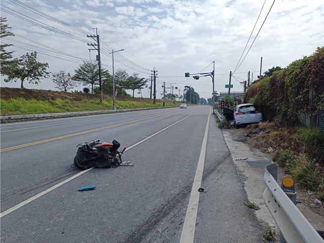 大寮区河堤路一段交通事故，骑士送医抢救中。（翻摄照片／洪靖宜高雄传真）