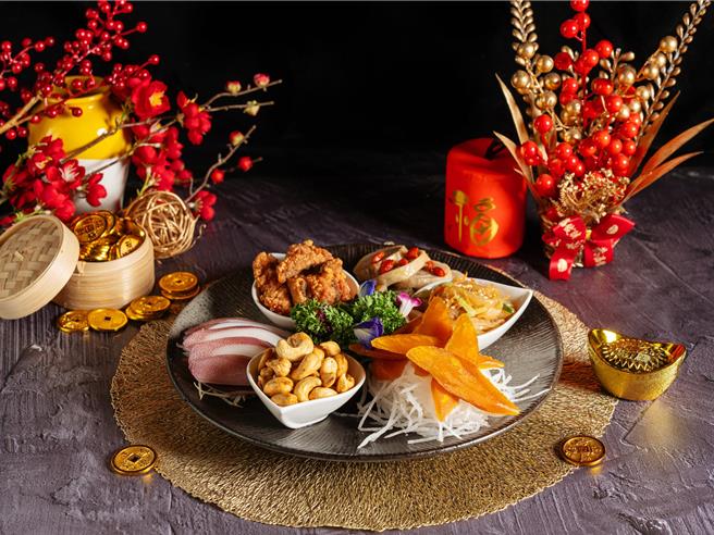 「团圆锦绣拼盘」把办桌常吃到的菜色端上桌，6款经典开胃小菜开启团圆饭不同的味觉序曲，单点1480元。(典华幸福机构提供)
