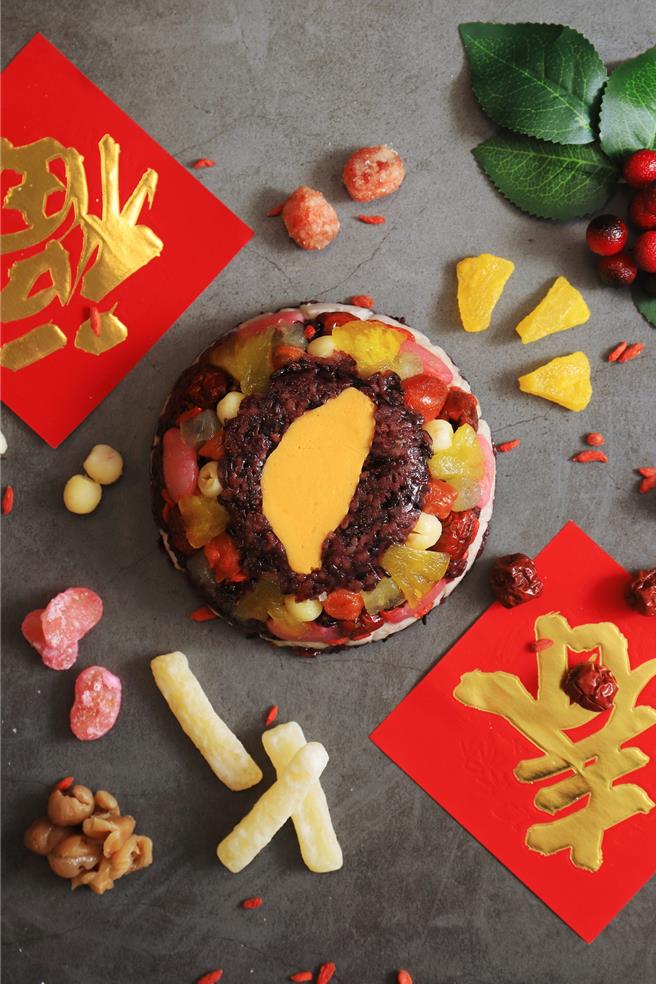 外带年菜单品「芋见含吉八宝饭」，视觉突出，用料丰富，售价460元。(典华幸福机构提供)
