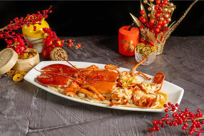 「蒜蓉蒸波士顿龙虾」单点1299元，若购买整套年菜，可享999元外带加购价，现省300元。(典华幸福机构提供)