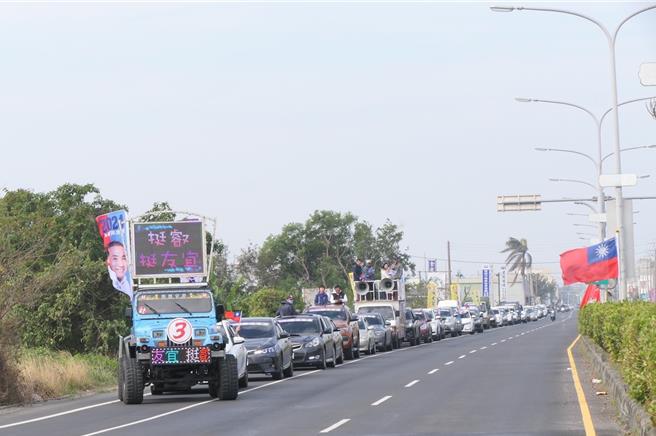 国民党总统候选人侯友宜故乡在嘉义县朴子市，7日有一群在青、壮年朋友自发性站出来，以车队游行方式替侯友宜宣传。（吴品叡提供∕吕妍庭嘉义传真）