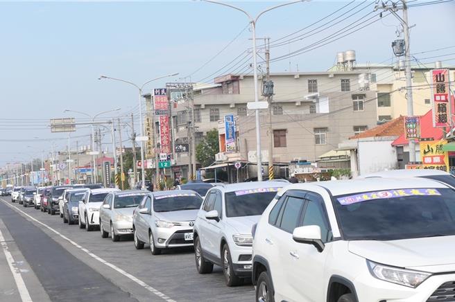 国民党总统候选人侯友宜故乡在嘉义县朴子市，7日有一群在青、壮年朋友自发性站出来，以车队游行方式替侯友宜宣传。（吴品叡提供∕吕妍庭嘉义传真）