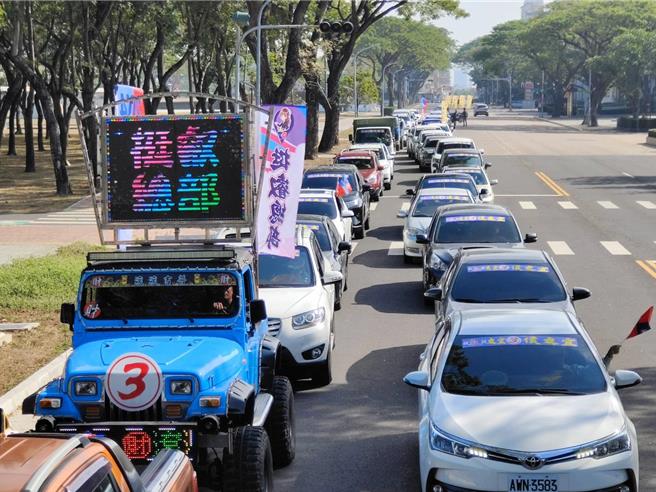 国民党总统候选人侯友宜故乡在嘉义县朴子市，7日有一群在青、壮年朋友自发性站出来，以车队游行方式替侯友宜宣传。（吴品叡提供∕吕妍庭嘉义传真）