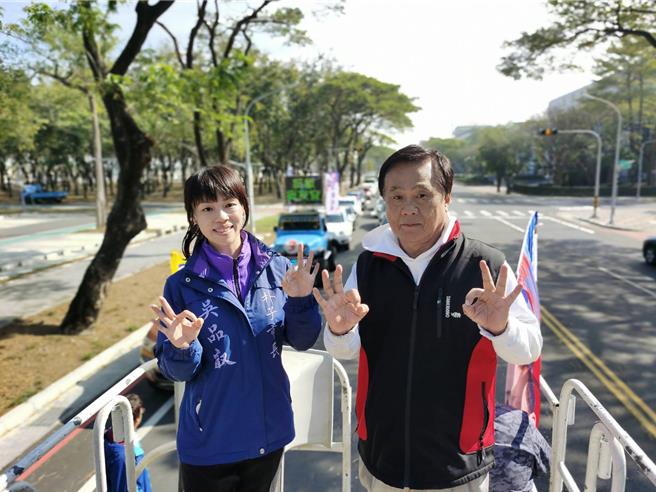 朴子市长吴品叡、国民党不分区立委翁重钧受邀参与，上战车替侯友宜宣传、拉票。（吴品叡提供∕吕妍庭嘉义传真）